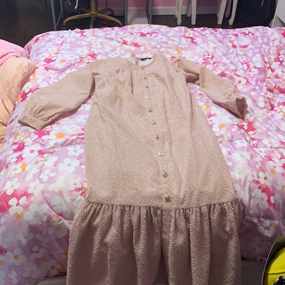 A shimmering pink dress, size M, perfect for the colder seasons!!